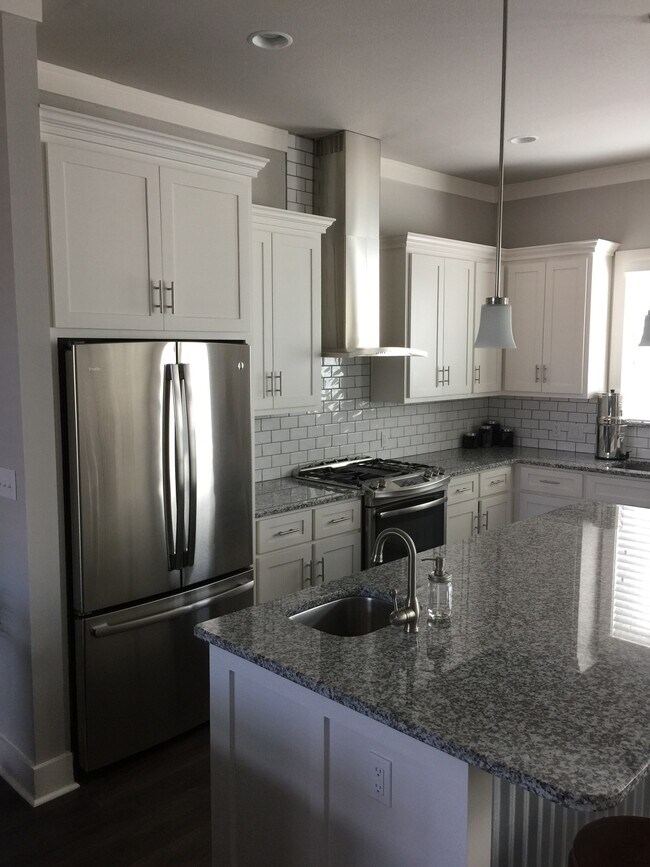 Building Photo - 14890 Granada Dr