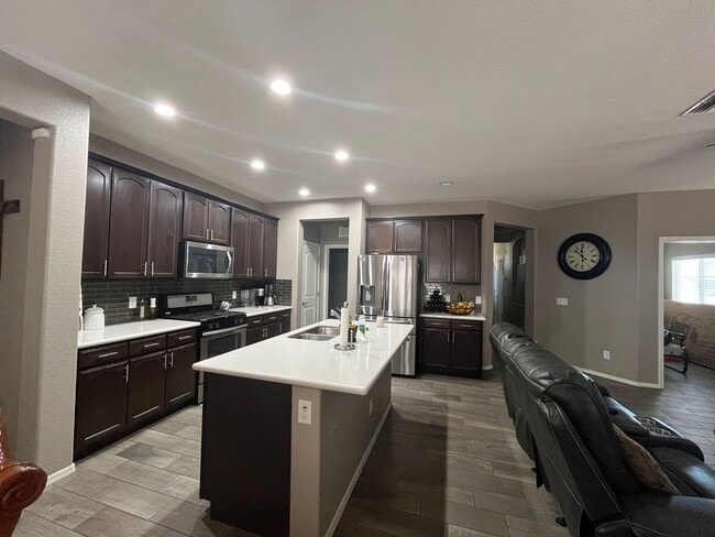 Building Photo - Clean and well maintained 4 bedroom home f...