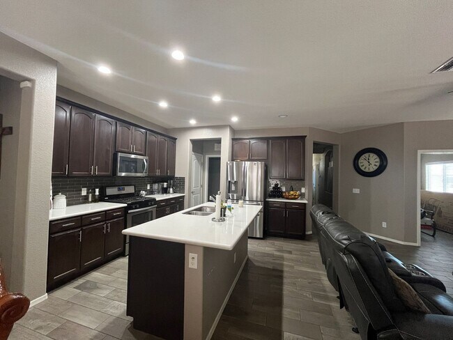 Foto del edificio - Clean and well maintained 4 bedroom home f...