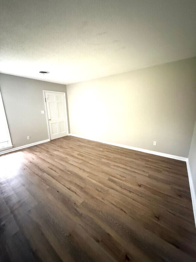 Building Photo - ** 3 bed 2 bath located off Atlanta Hwy **...