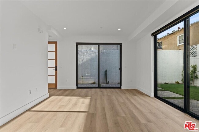 Foto del edificio - 4823 Satsuma Ave