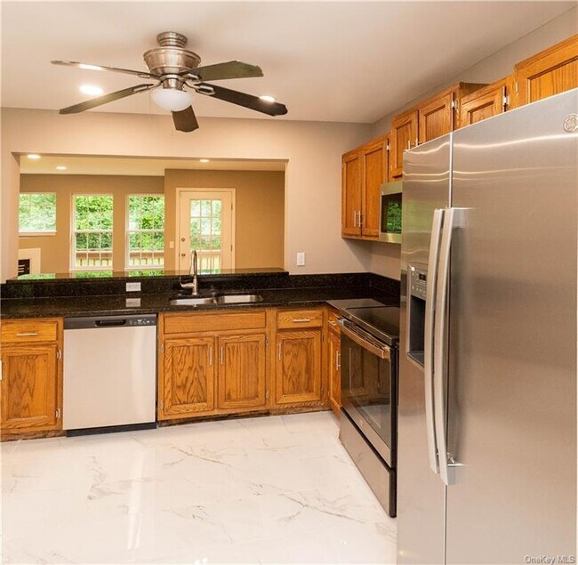 Building Photo - 205 Crestwood Ct