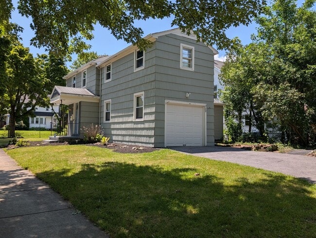 Building Photo - 111 Eastmoreland Dr