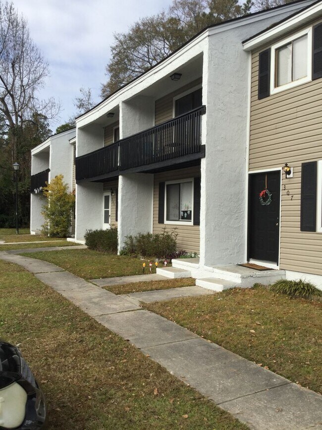 Foto del edificio - 2 Bedroom Spacious Townhome! with a Balcony