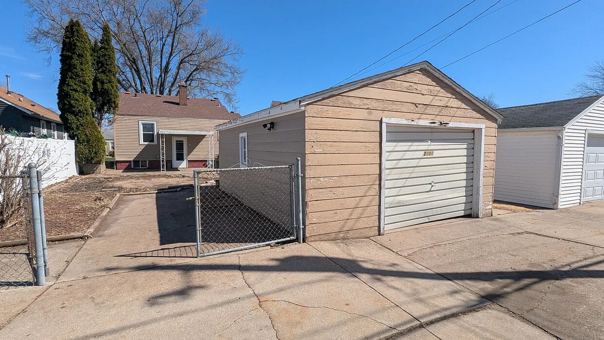 Building Photo - 3BR Ranch-Style Home in Rock Island!