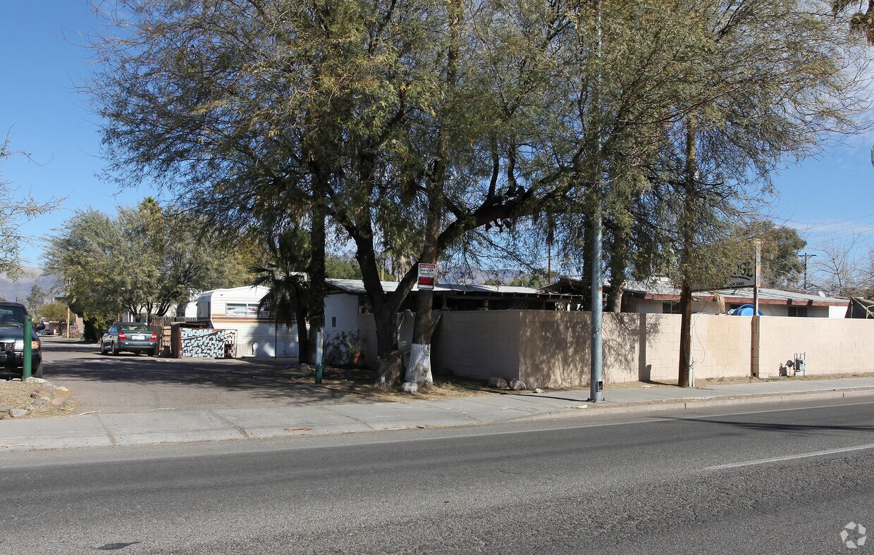 Building Photo - Adobe Manor