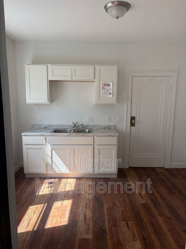 Foto del edificio - 11909 Parkhill Ave