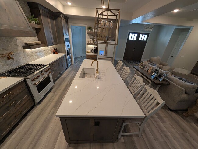Building Photo - Elegant Residence on an Arce Lot
