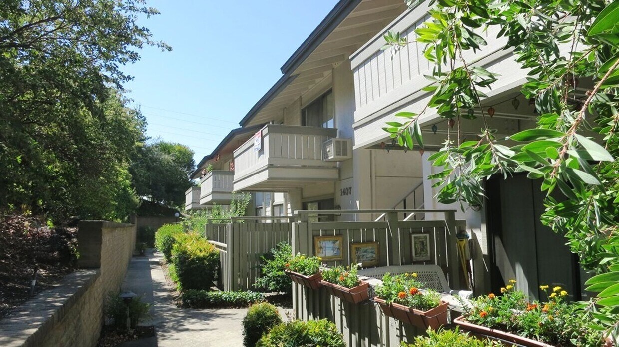 Foto principal - Nicely Updated Condo Near Downtown Walnut ...