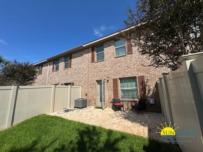 Building Photo - Spacious 3-Bedroom in Navarre with a Community Pool!