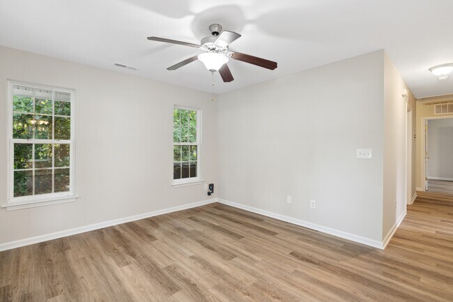 Foto del edificio - 338 E Spring St
