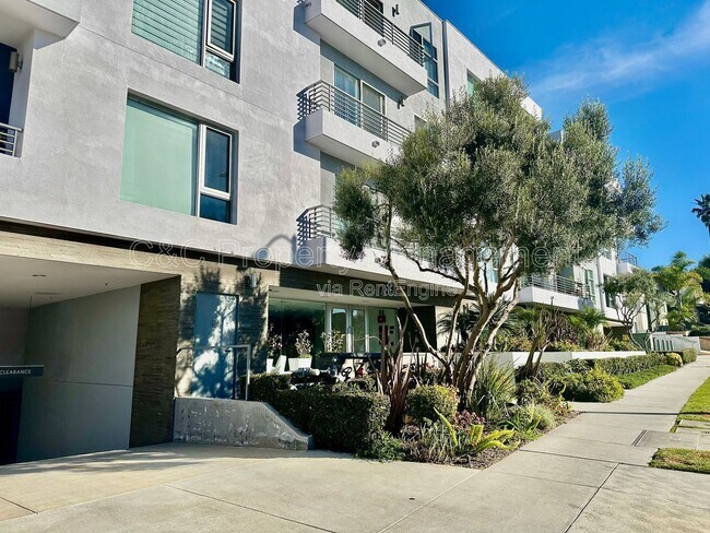 Foto del edificio - 7857 W Manchester Ave