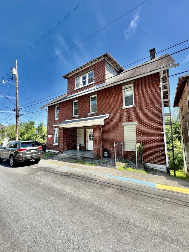 Primary Photo - 145 Lorentz St