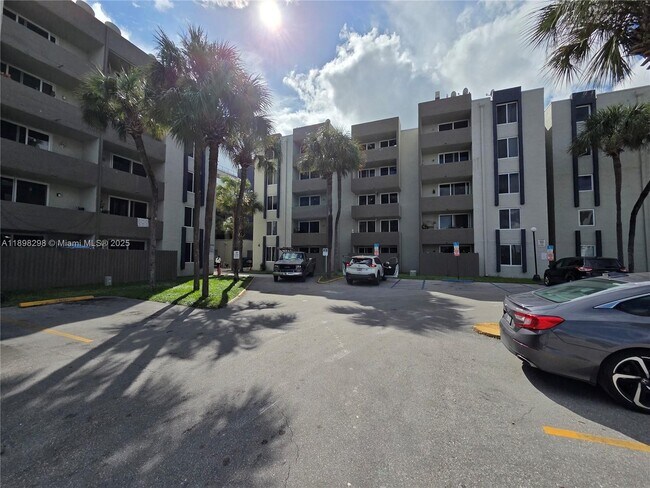 Foto del edificio - 10000 NW 80th Ct
