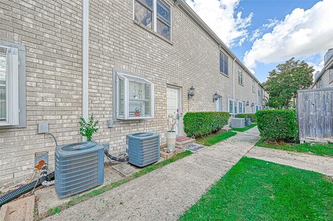 Building Photo - 7707 Cambridge St