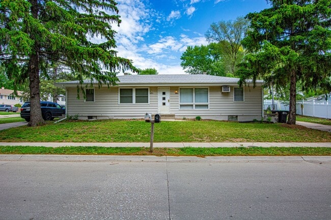 Building Photo - 2 Bedroom / 1 Bath Duplex with Private Basement and Washer/Dryer!