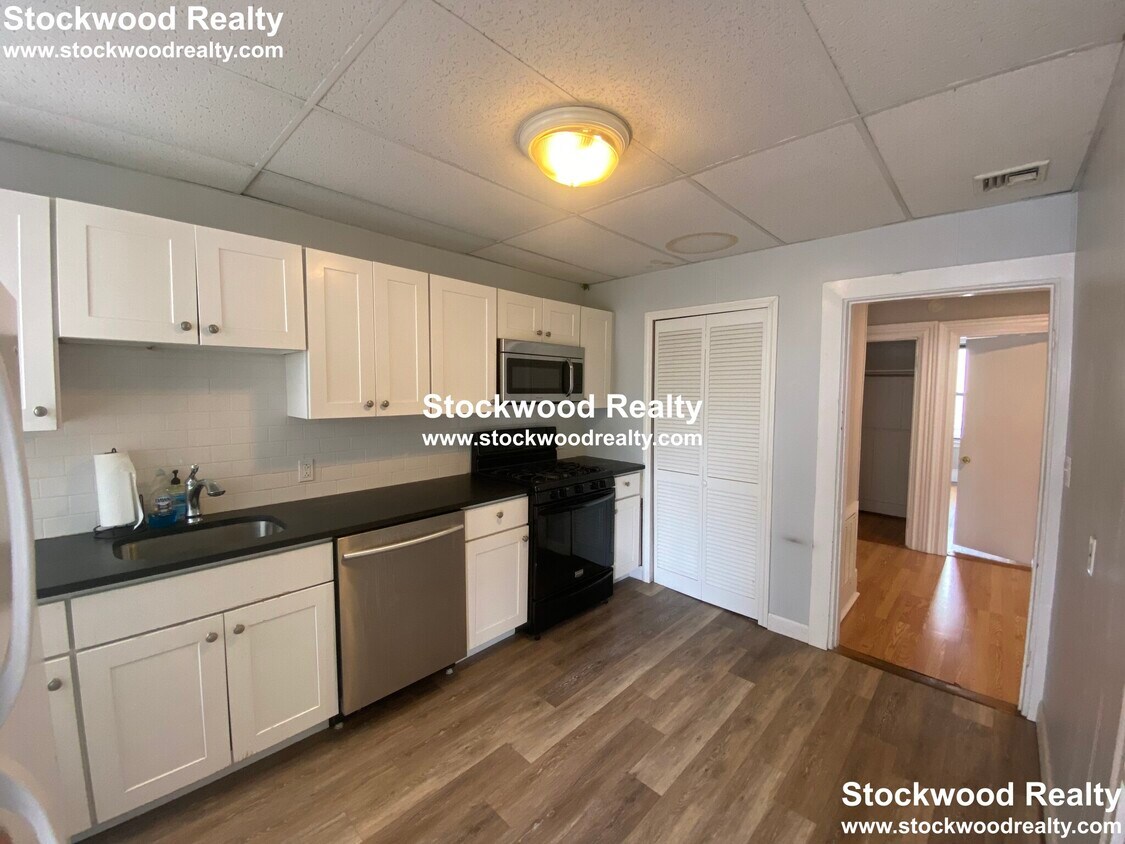 Foto principal - 858 Dorchester Ave
