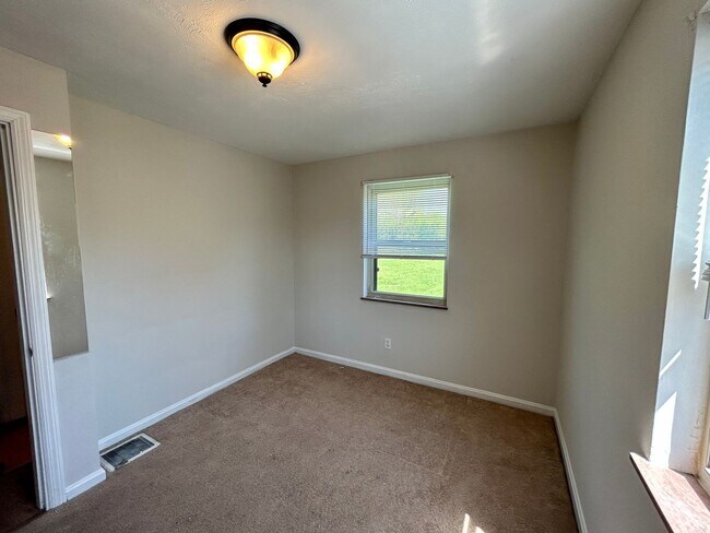 Building Photo - Adorable 3 bedroom 1 bath with garage