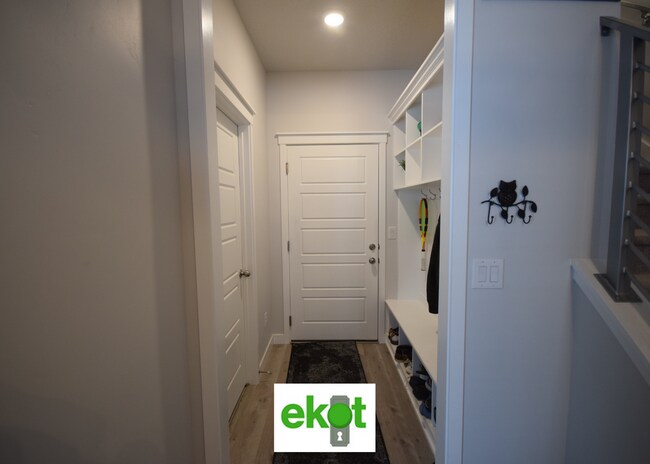 Foto del edificio - Spacious Townhome Near Shopping! 3 BD 2.5 BTH