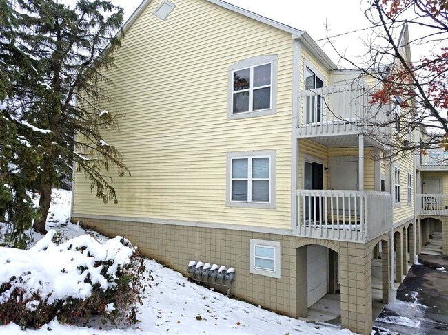 Building Photo - 2205 S Huron Pkwy