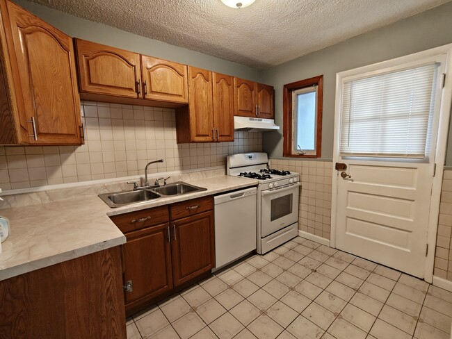 Building Photo - 2437 W Balmoral Ave