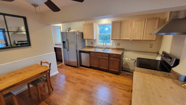 Building Photo - 10 Channel Ave