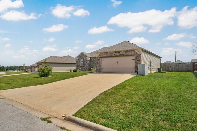 Foto del edificio - Modern 3 Bed / 2 Bath Home with Open Layout & Fenced Yard