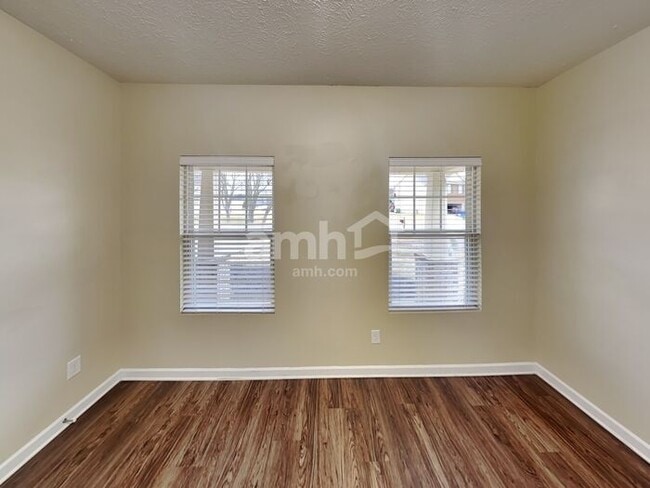 Building Photo - 40 Shady Valley Dr