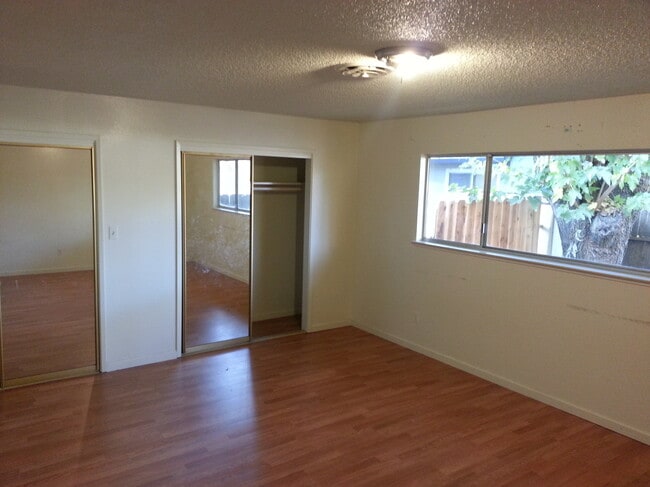 Master Bedroom - 621 E Yorkshire Dr