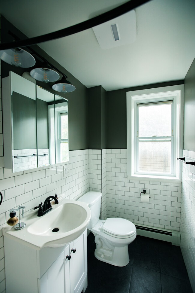 Baño recién remodelado con accesorios, plomería e iluminación actualizados. - 4359 Lake Ave