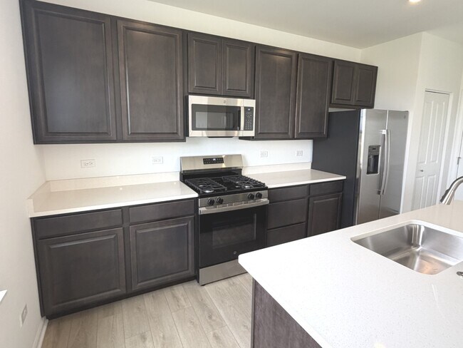 Building Photo - 385 Danforth Dr