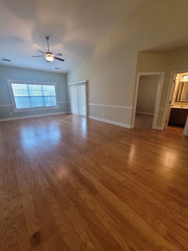 Foto del edificio - This 3 bedroom 2.5 bath brick townhouse with one car garage is located in Westgate Shoreline subd...