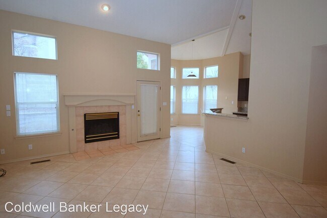 Building Photo - 3 br, 2 bath House - 1308 Narcisco St NE