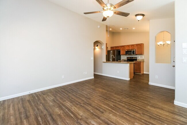 Building Photo - 992 E Saddle Way