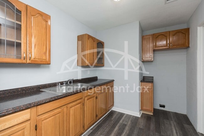 Building Photo - 1828 W 33rd St