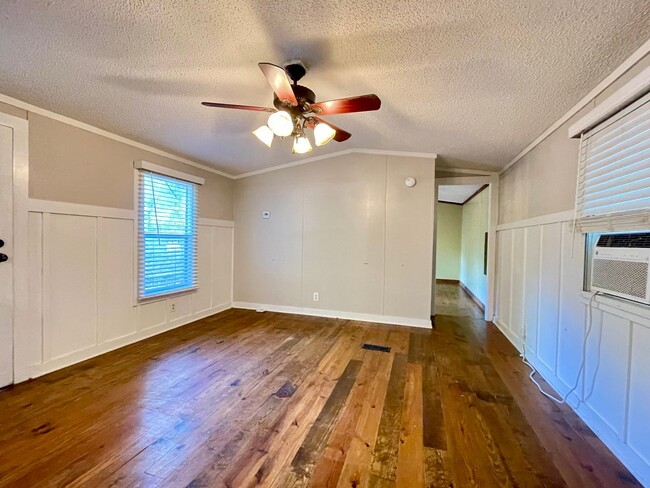 Building Photo - 2 Bed 2 Bath  With Lots of Upgrades