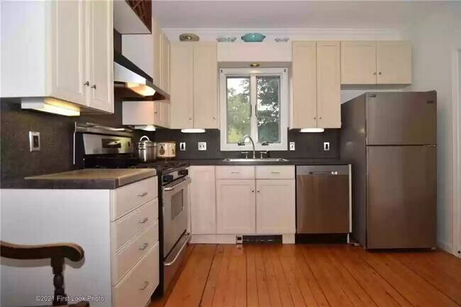 Foto del edificio - 74 Meadow Ave