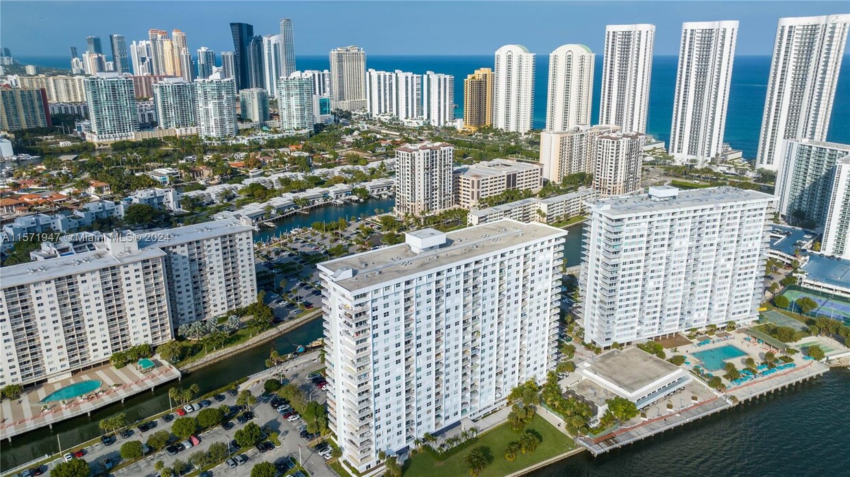 Foto principal - 300 Bayview Dr