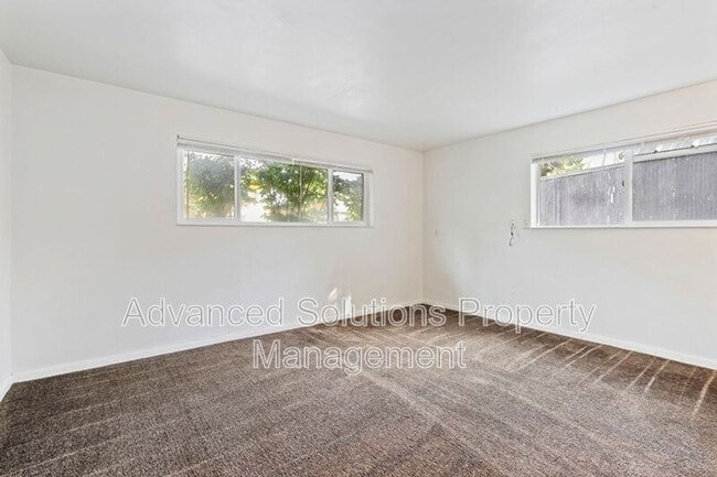 Building Photo - 370 E Sherman Ave