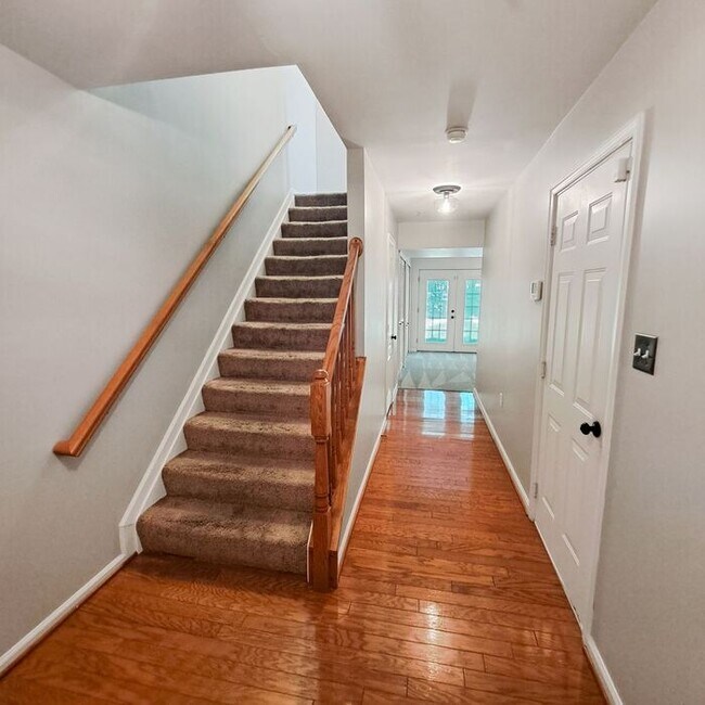 Foto del edificio - Coming Soon! Lovely End Unit 3-Level Townh...