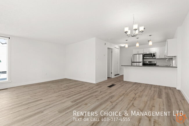 Building Photo - Renovated Dog + Cat Friendly Townhouse with Parking + AC