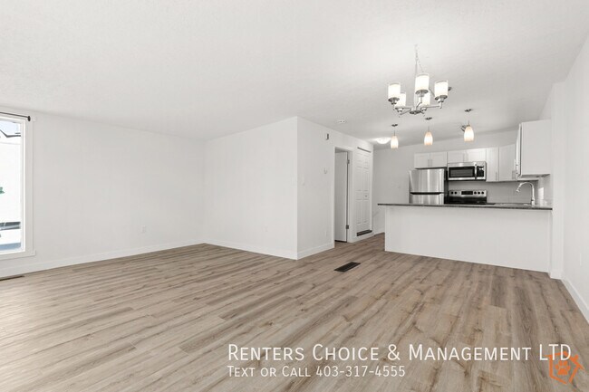 Photo du bâtiment - Renovated Dog + Cat Friendly Townhouse with Parking + AC