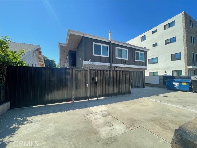 Foto del edificio - 1250 W 37th St