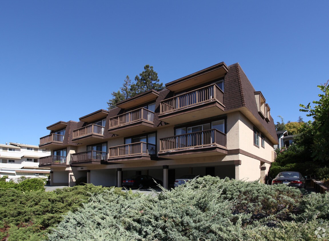 Building Photo - 920 Sir Francis Drake Blvd