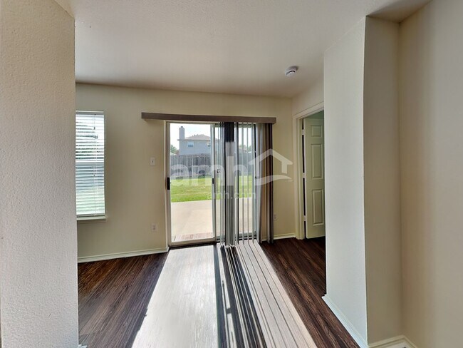 Foto del edificio - 9213 Whistlewood Dr