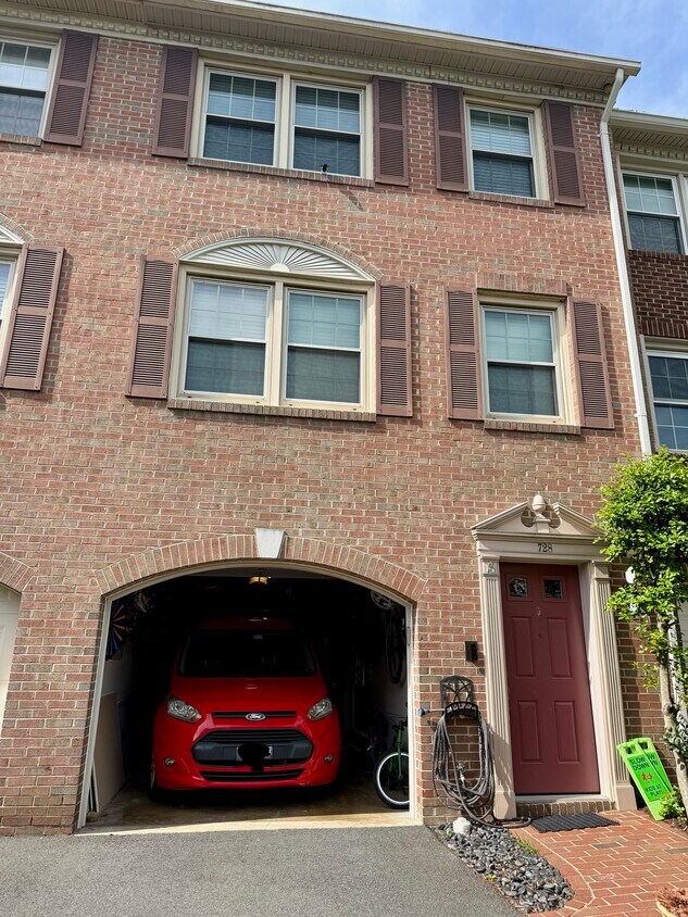 Foto principal - 728 W Glebe Rd