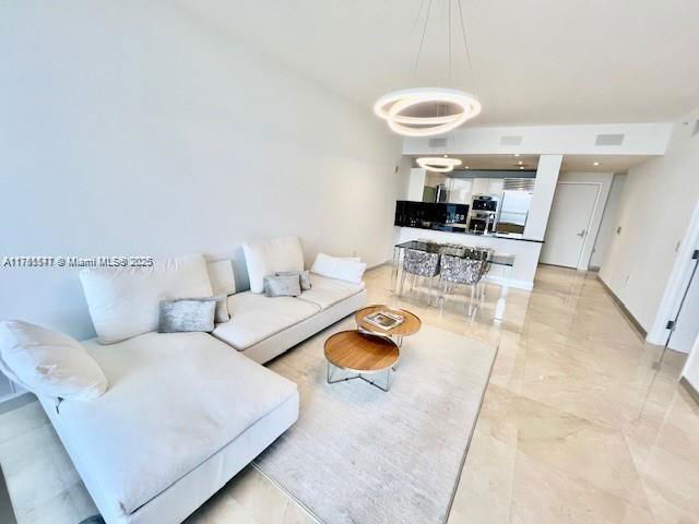 Foto principal - 17121 Collins Ave