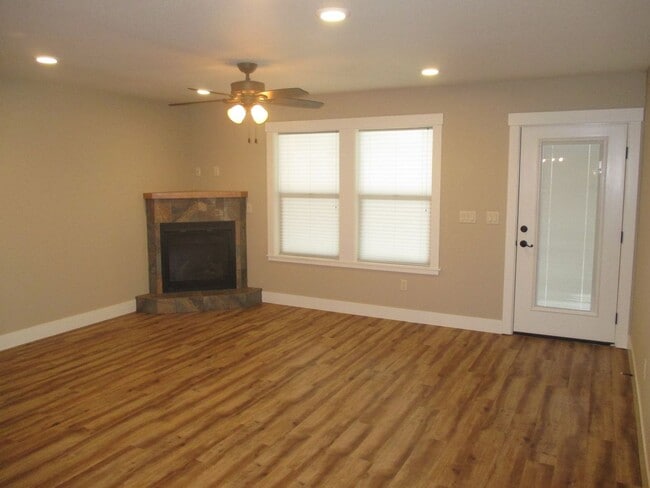 Building Photo - Beautiful Three Bedroom Duplex in South Salem