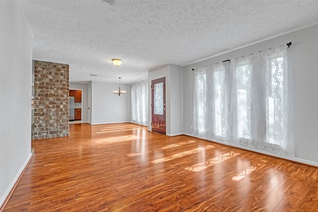 Foto del edificio - 3250 Three Pines Dr