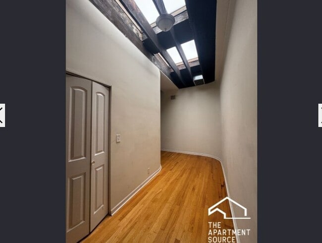 Building Photo - 916 W Belmont Ave